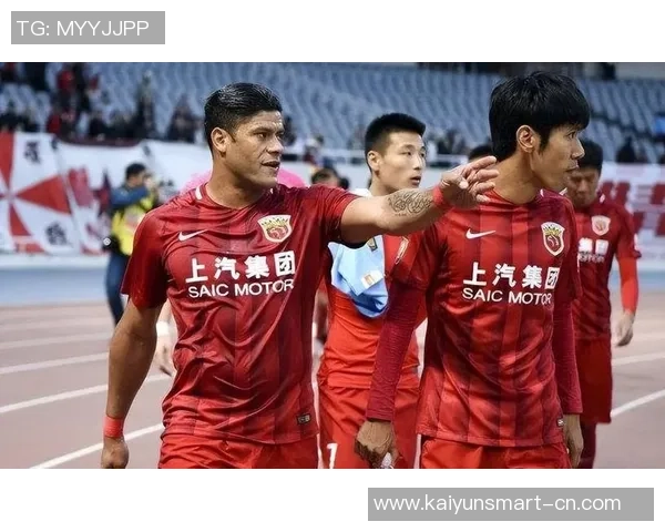 国安与上港激战引发争议球迷热议裁判判罚与比赛表现